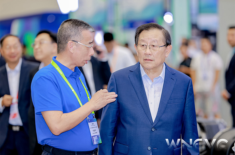 萬鋼主席觀摩NGA智能電動半掛車，助力貨運行業(yè)駛向“公路動車”的“中國方案”！